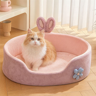 panier pour chat rose avec un chat blanc et roux