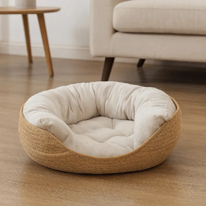 Panier pour chat en rotin avec coussin confortable dans salon