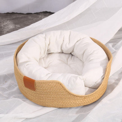 panier pour chat en rotin avec coussin blanc