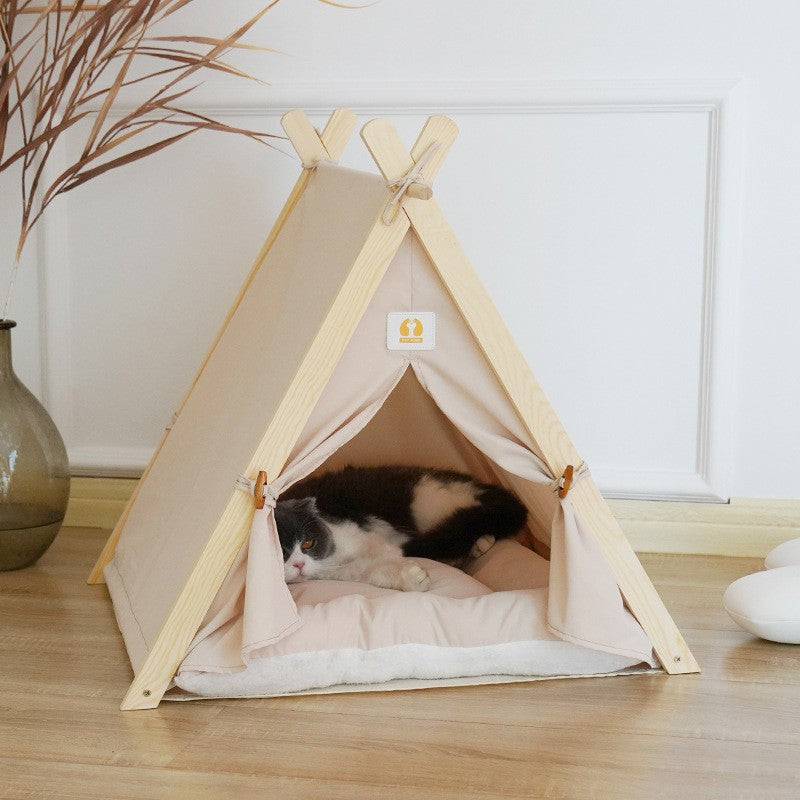 Chat dormant dans un tipi pour chat beige