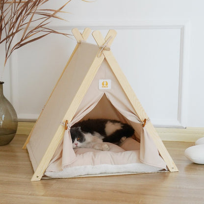 Chat dormant dans un tipi pour chat beige